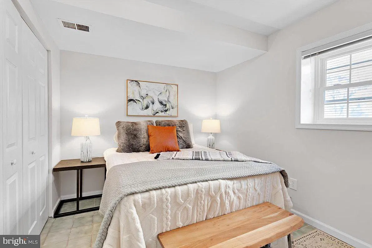 3 bed, 2.0 bath, 1604 sqft, $1,050 — Photo 2