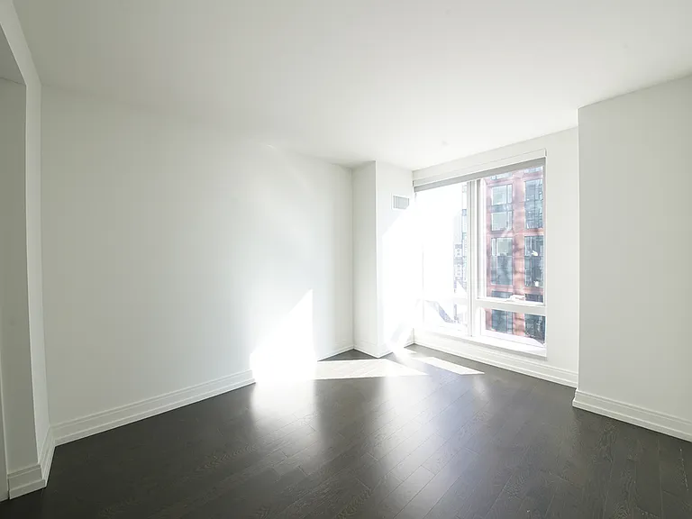 555 10th Ave #16G — Photo 3