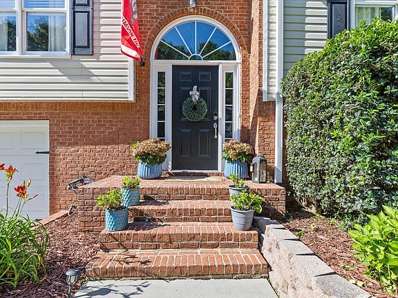 3rd image of 105 Creekside Dr
