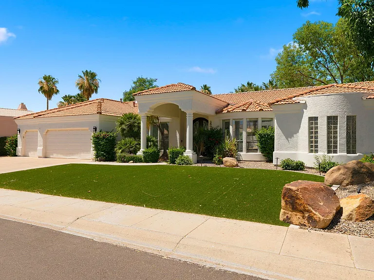 8638 E Dahlia Dr — Photo 2