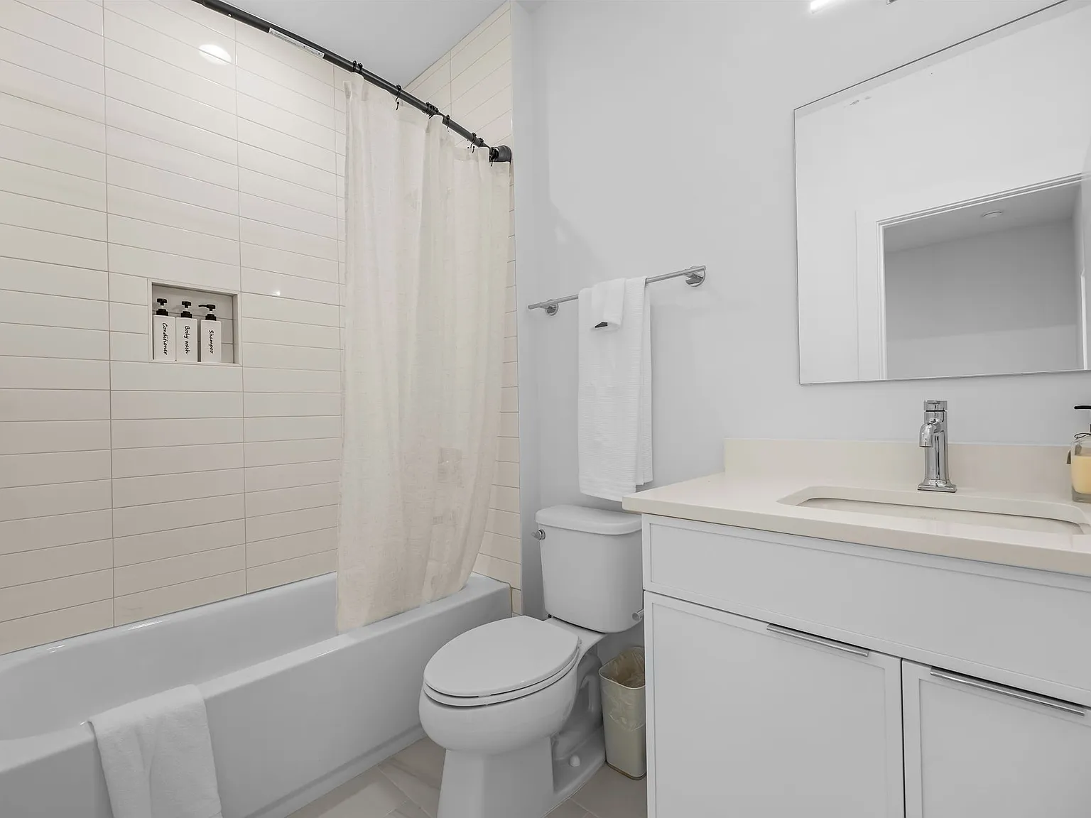 3 bed, 2.5 bath, 1800 sqft, $3,200 — Photo 3