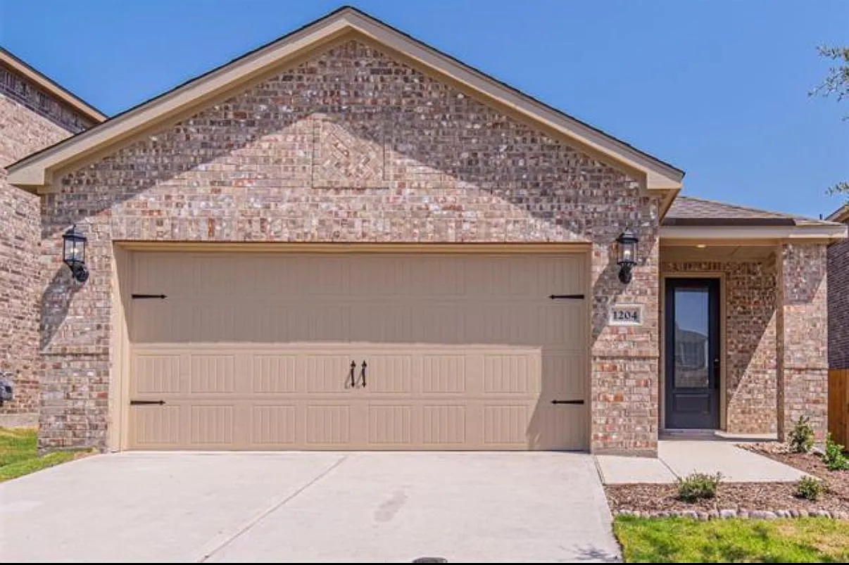 3 bed, 1401 sqft, $1,825 — Photo 1