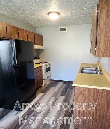 5th image of 828 E St #105