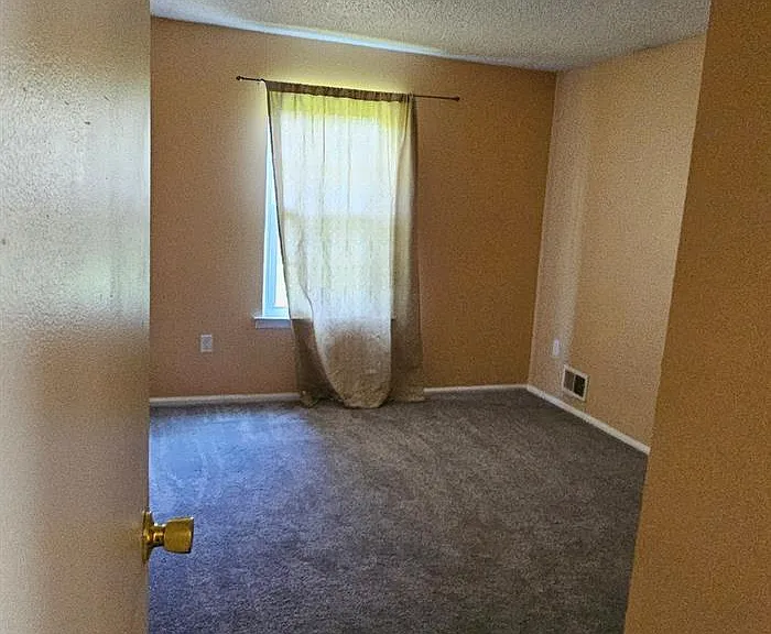 447 Lancaster Ct — Photo 10