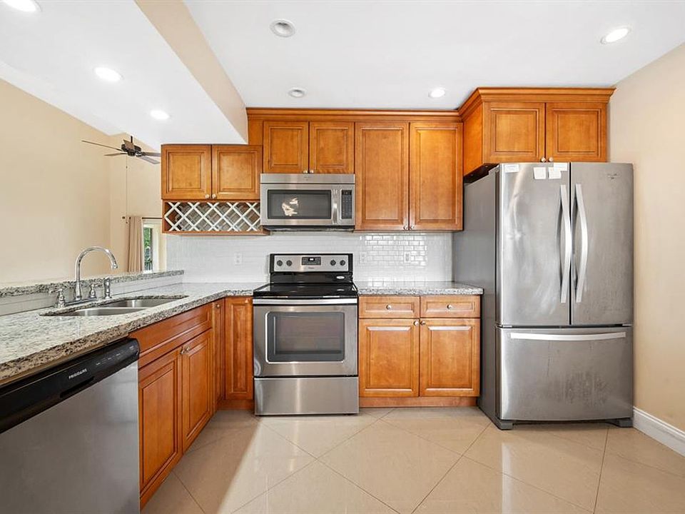 1st image of 21201 Glenmoor Dr