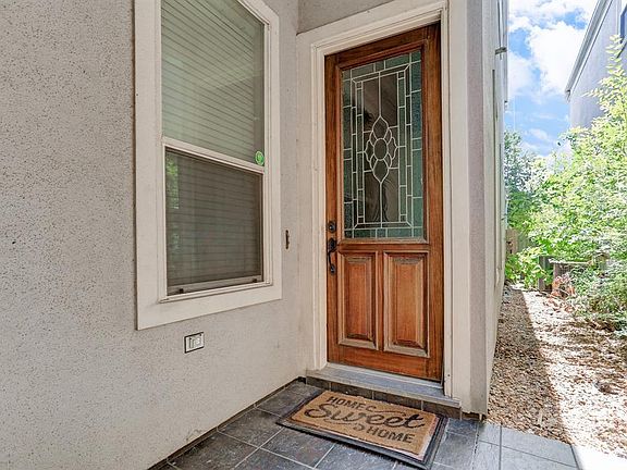 Quiet front entry