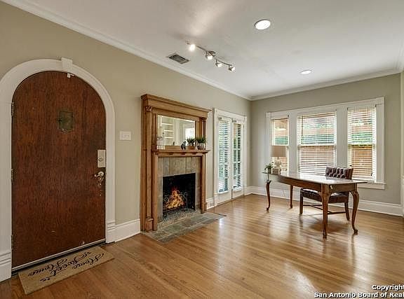 4th image of 2102 W Gramercy Pl
