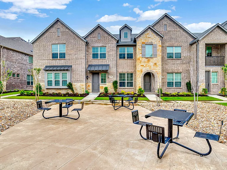 2723 Vista Park Ln — Photo 3