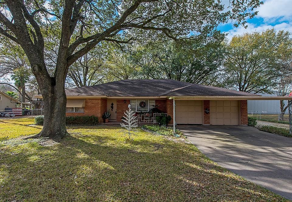 1st image of 2221 Hoskins Dr