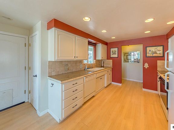 3rd image of 360 W Coyote Dr