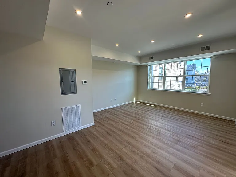 88 Louis St — Photo 3