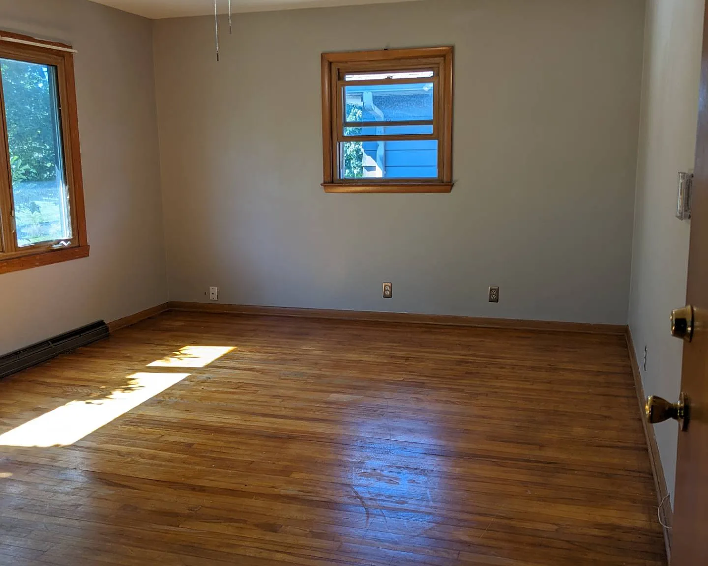 Freshly Renovated 3-Bedroom Upper Duplex near Wilson Park — Photo 2