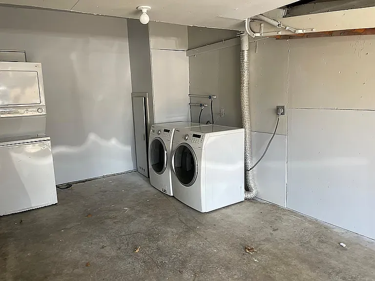 Washing machines not included, was just there from prior renter.