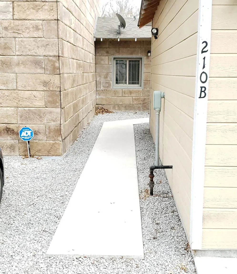 210 N Rowe St — Photo 2