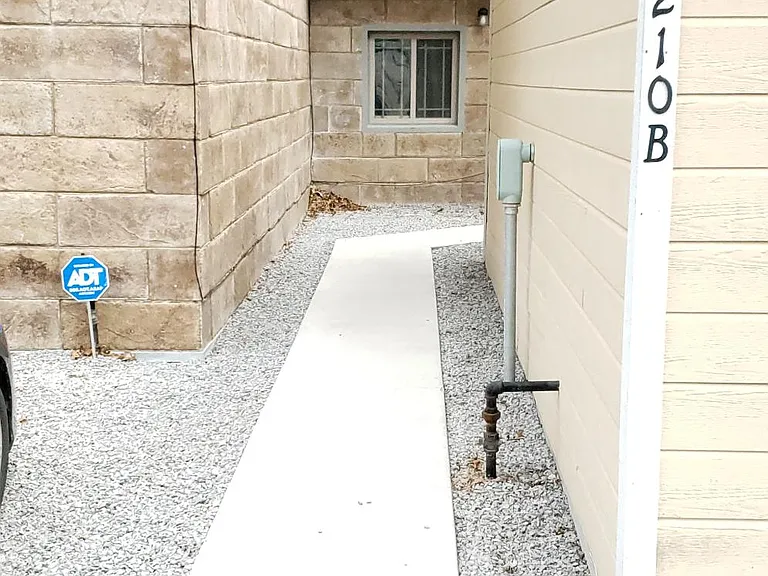 210 N Rowe St — Photo 2
