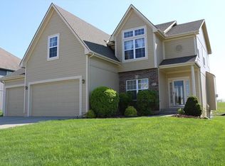 612 SW Gentry Ln, Lees Summit, MO 64081