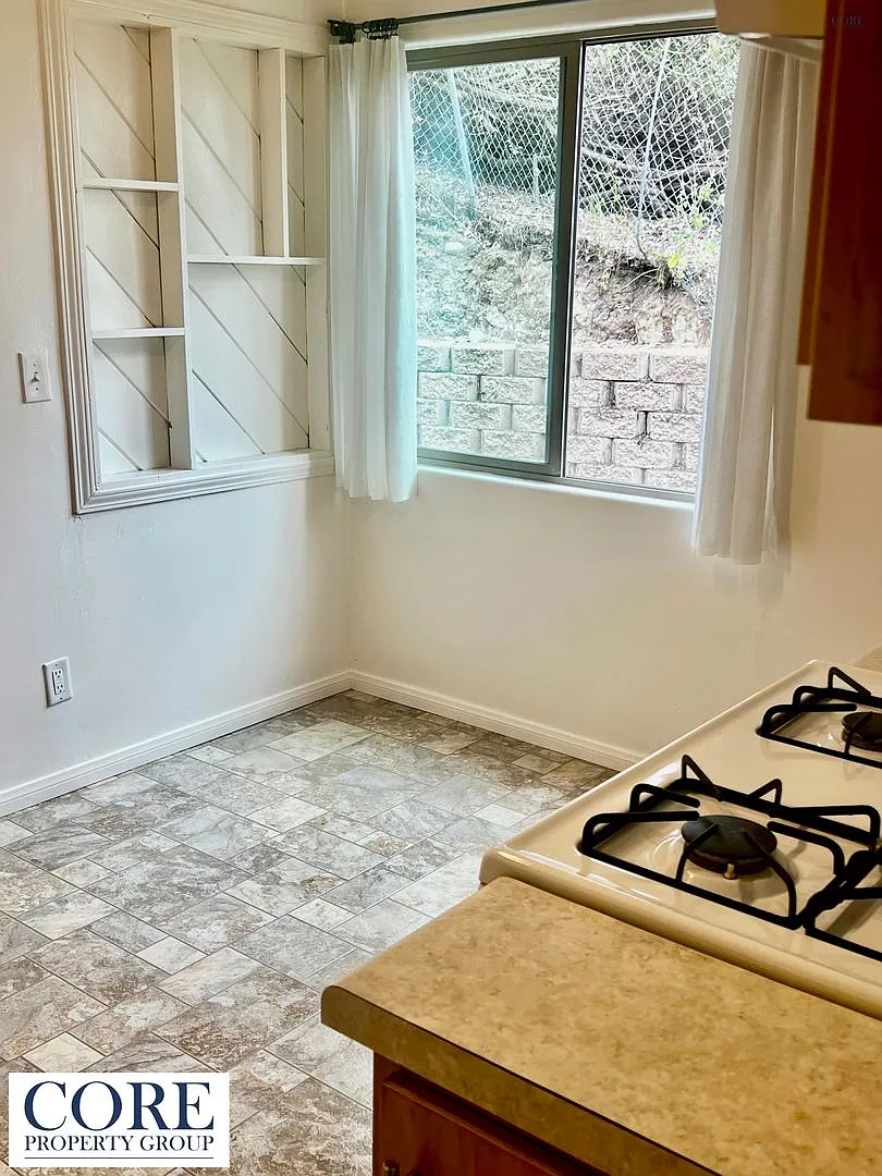Hidden Gem with Views! 2 bedroom, 1 bathroom — Photo 4