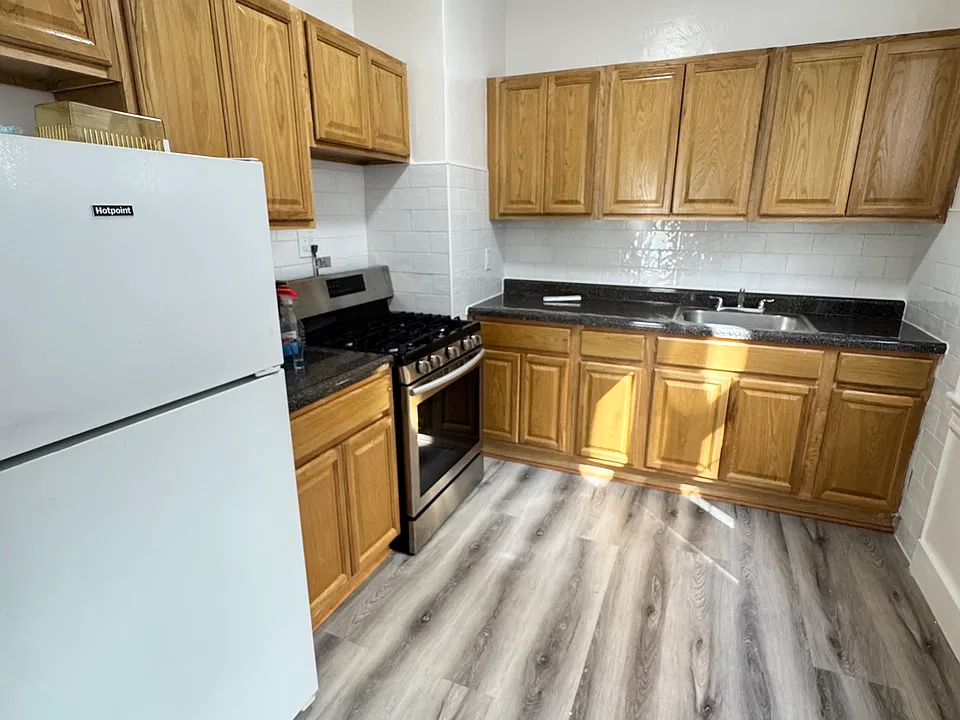 953 Rhinelander Ave #2