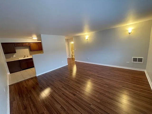 515-519 S Milwaukee Ave