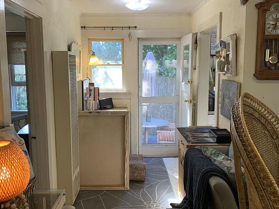 3rd image of 985 Santa Cruz Ave