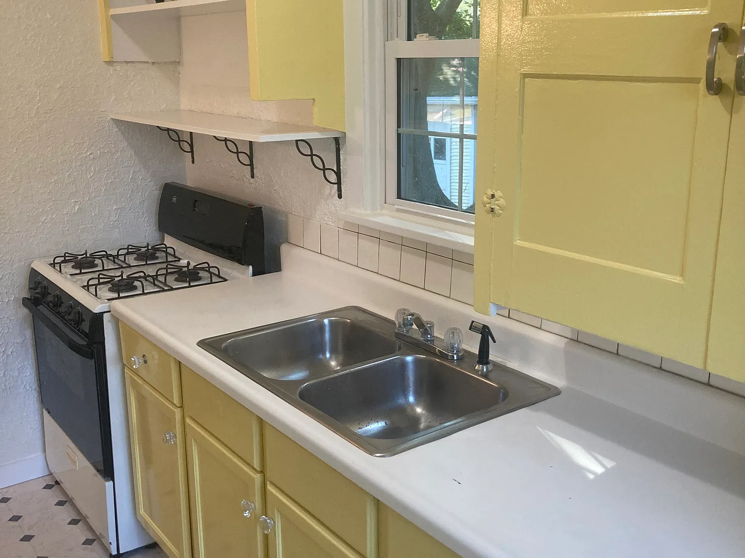 3 bed, 1800 sqft, $1,800 — Photo 4