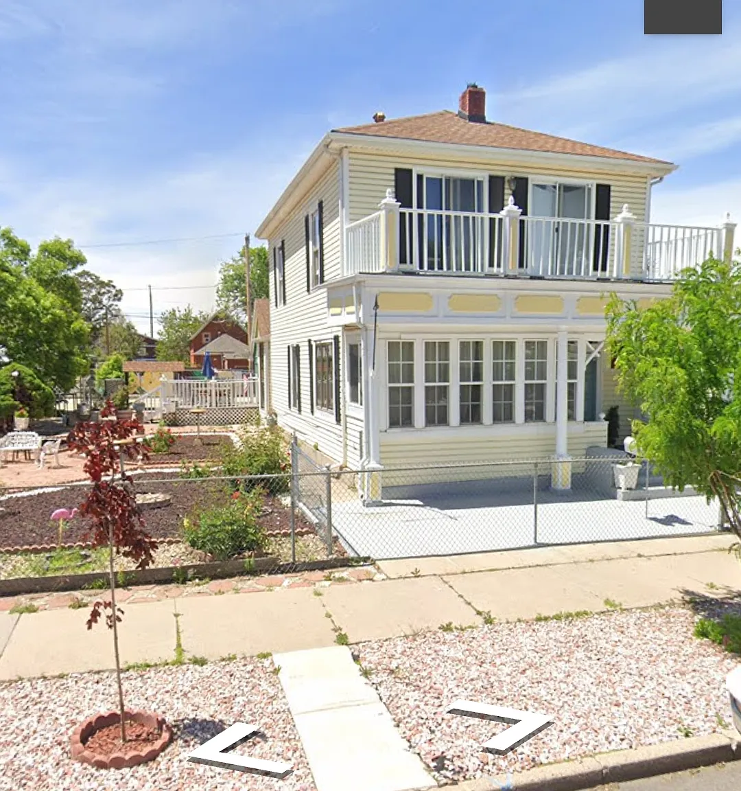 3 bed, 1.5 bath, 1400 sqft, $1,999 — Photo 2
