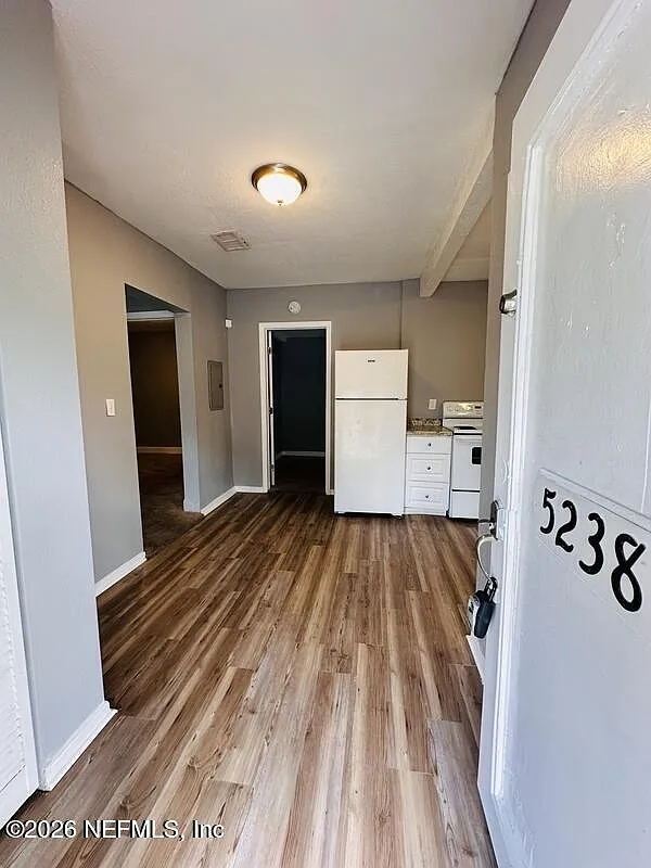 2 bed, 1.0 bath, 585 sqft, $895 — Photo 2