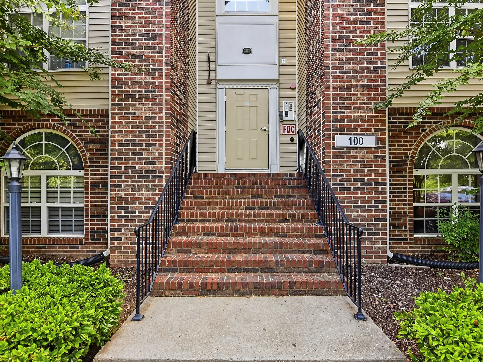 2 bed, 1070 sqft, $1,450 — Photo 2
