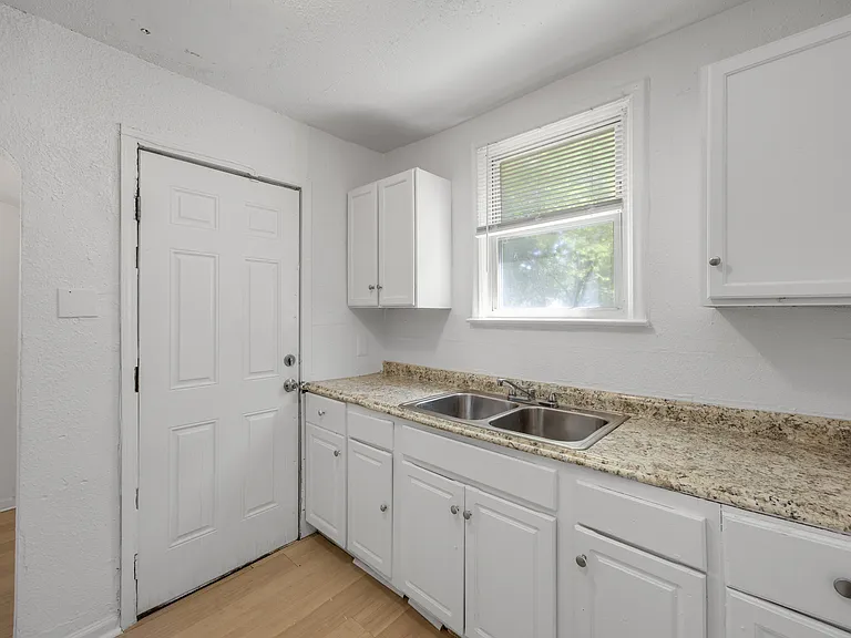 15514 Saint Marys St — Photo 20