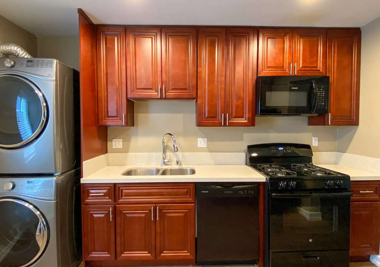Spacious and Modern 2 Bedroom with In Unit Laundry Close to SDSU — Photo 2