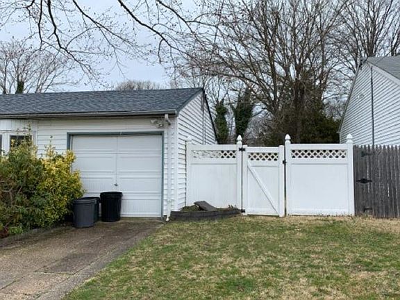 2nd image of 26 Stonehurst Cir