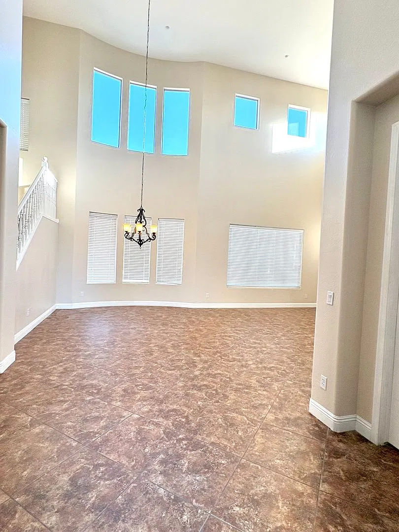 Available Now - Spacious 4 Bedroom Home With Private Pool In West Wing Peoria — Photo 4