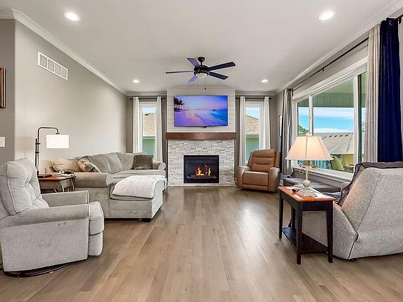3rd image of 211 Broadmoor Dr