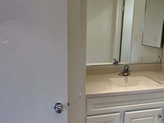 5th image of 1435 E Wilson Ave #208