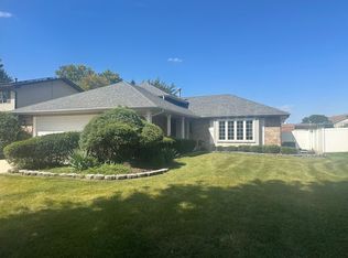 6828 Westview Dr, Oak Forest, IL 60452