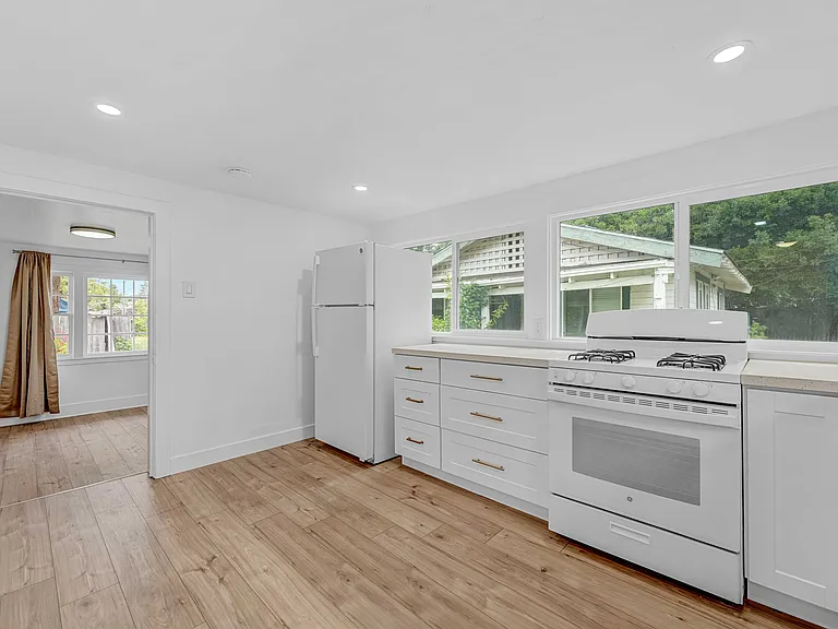 812 Spring St #A — Photo 6