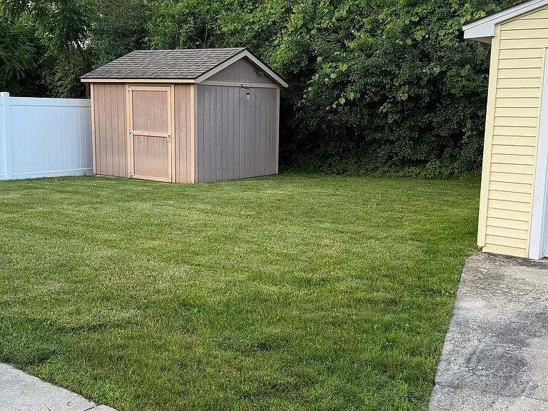 Iris Ln — Photo 5