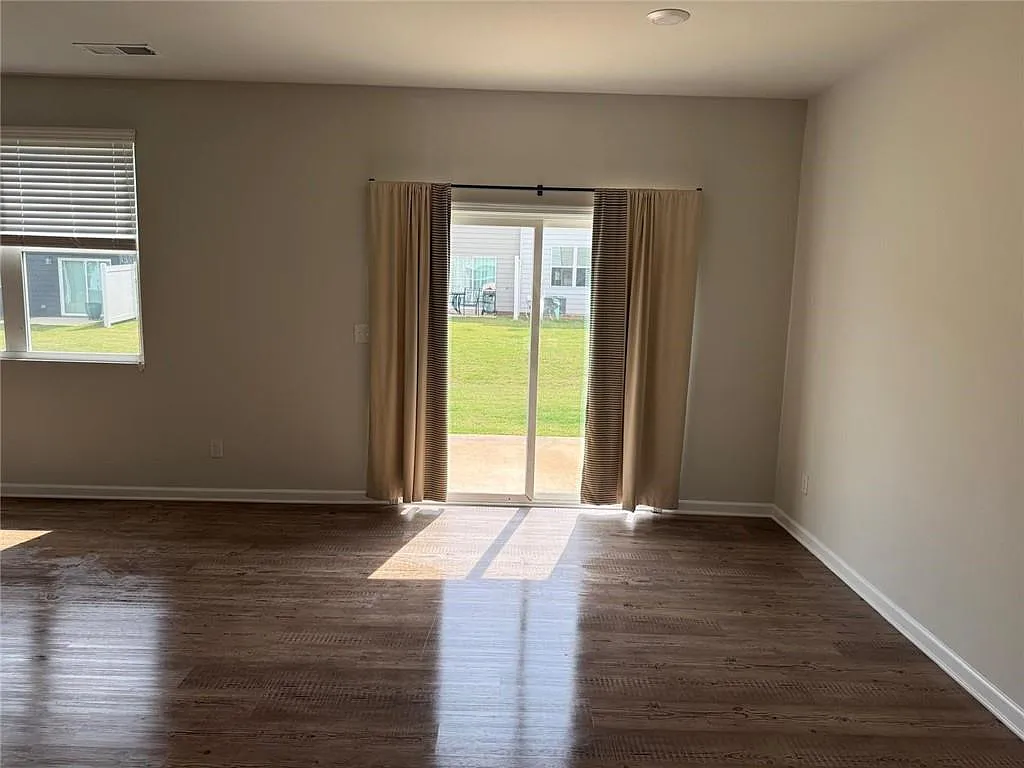 3 bed, 2.5 bath, 1912 sqft, $2,200 — Photo 3
