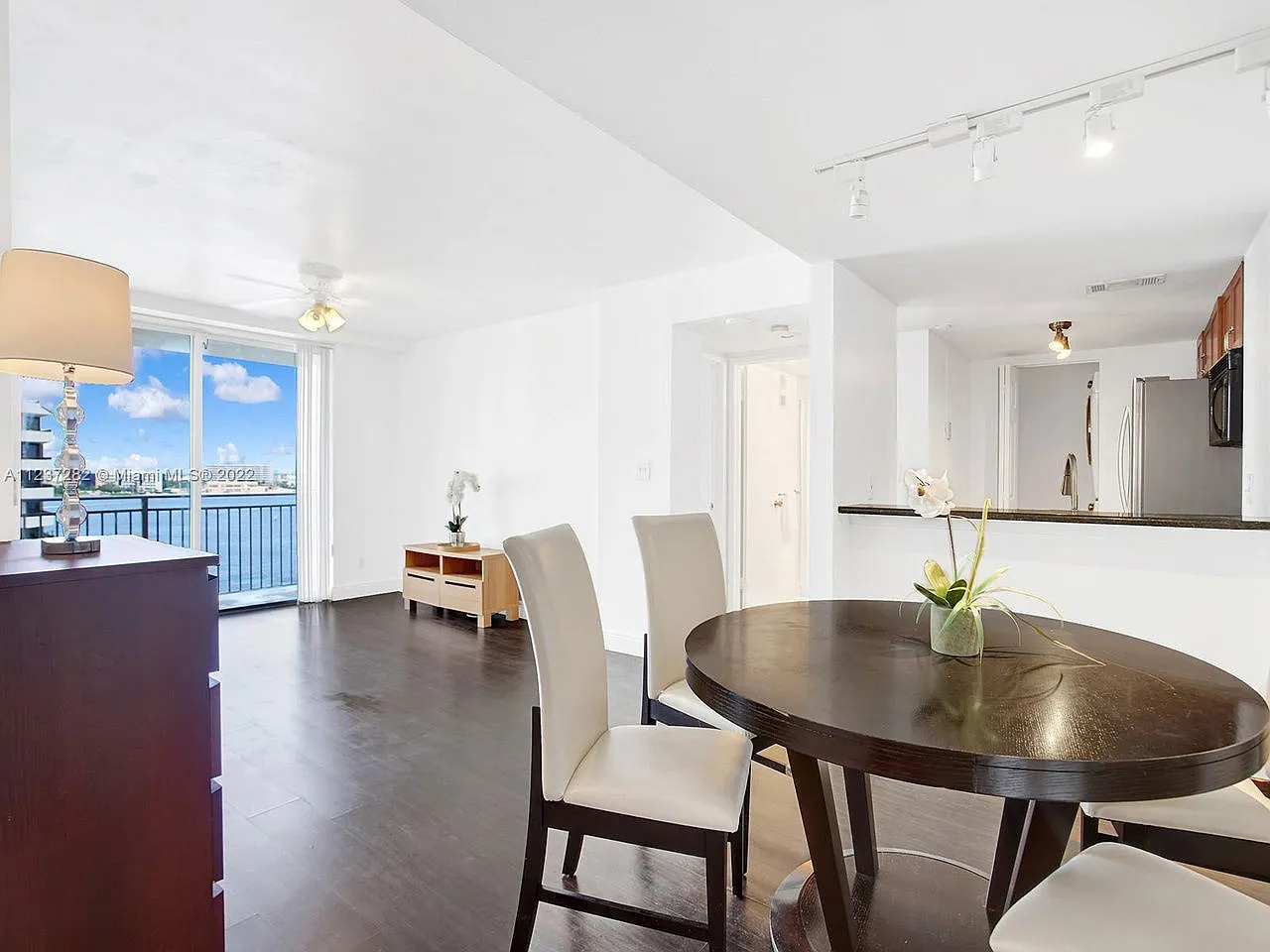 2 bed, 2.0 bath, 985 sqft, $3,600 — Photo 4