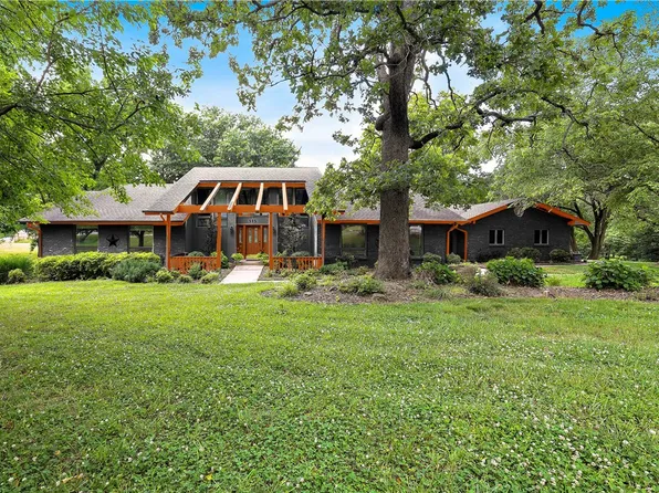 515 NW D St, Bentonville, AR 72712
