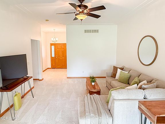 4th image of 4878 Applewood Ln