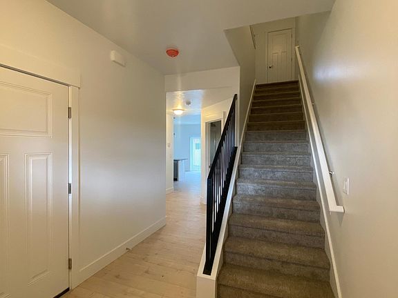3rd image of 467 Huckleberry Ln