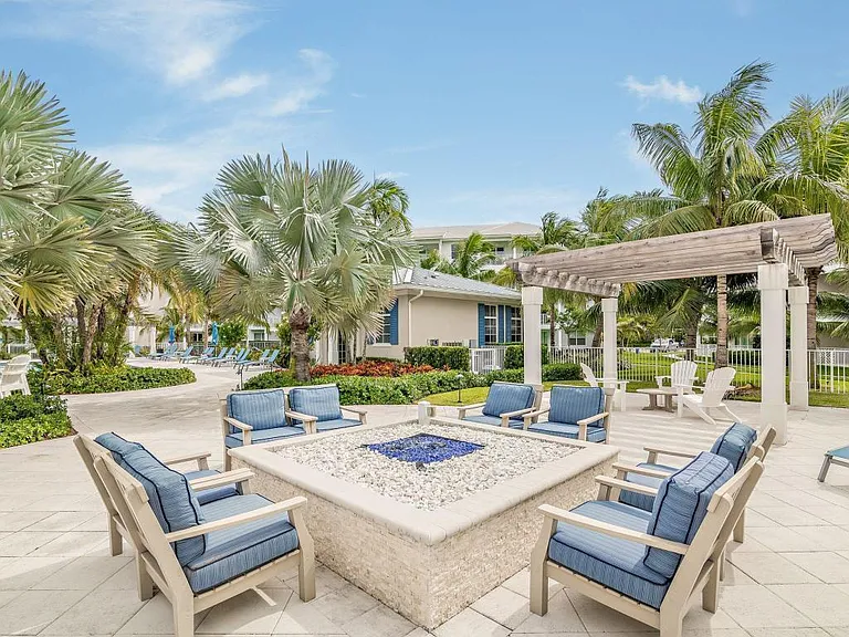 431 Bay Colony Dr N — Photo 35