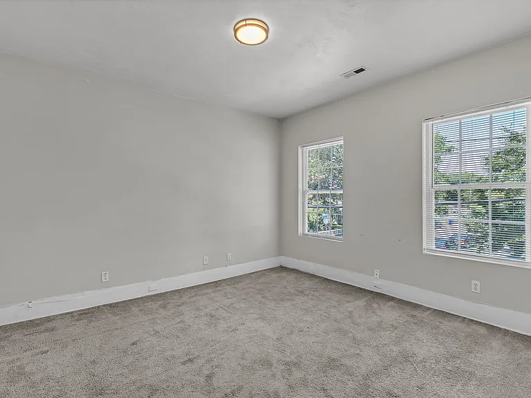 1359 W 40th St — Photo 20