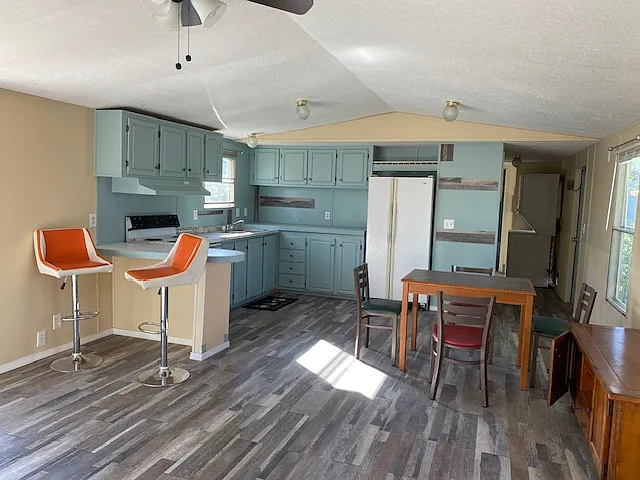 3 bed, $1,100 — Photo 4