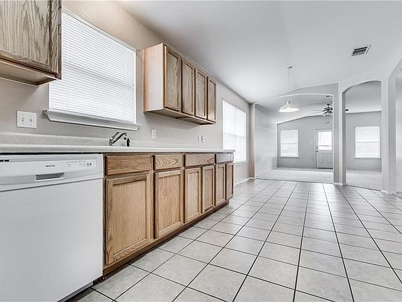 4th image of 602 Golden Gate Dr