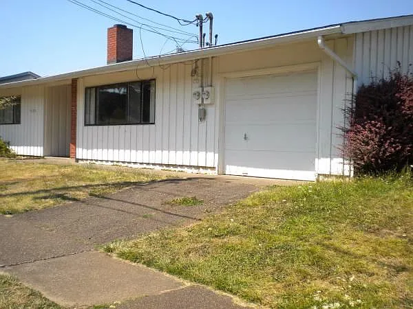 3 bed, 1.5 bath, 1300 sqft, $2,100 — Photo 2