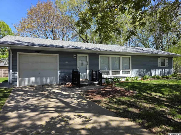1018 Crestmore Way, Mason City, IA 50401