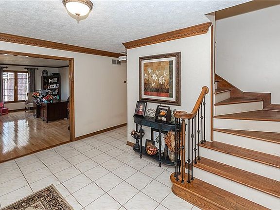 3rd image of 161 Derbyshire Dr