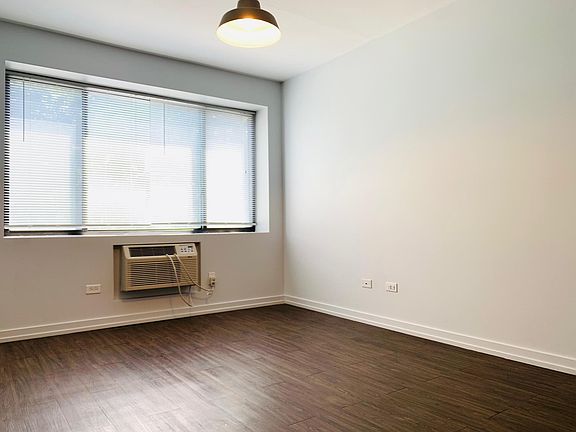 3rd image of 6134 N Kenmore Ave Unit 210